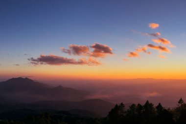 Güzel günbatımı gökyüzü ve bulutlar dağ sis ile üzerinden. Chiang Mai, Tayland Doi Inthanon Milli Parkı.