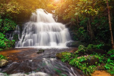 Adam Daeng şelale, şelale ile sonbahar renk değiştirmek güzel doğa.