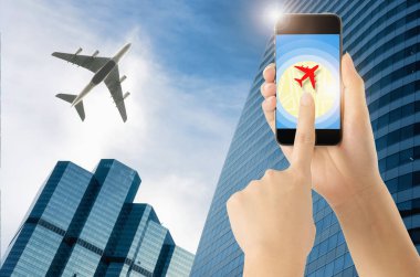 Dokunmatik ekran akıllı telefonda Gps navigasyon yön konumu harita kavramı ile uçak simgesi.