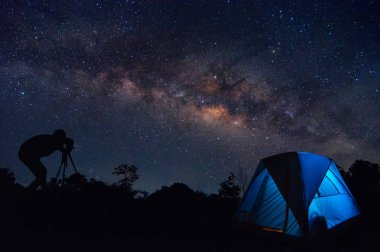 Samanyolu yıldız ve ön planda, Gezgin Kuzey Tayland, Lampang kamp çadırı.