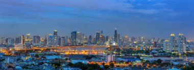 Panorama Bangkok Bangkok Tayland alacakaranlıkta iş bölgesinde gökdelen manzaralı.