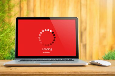 Yükleme çubuğu ile masada dizüstü yüklemek dijital ekranda göstergesi kavramı bekliyor.