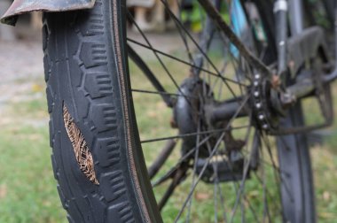 Lastik tatili, şişme, tehlike sinyalleri, lastik değiştirme vakti uyarı.