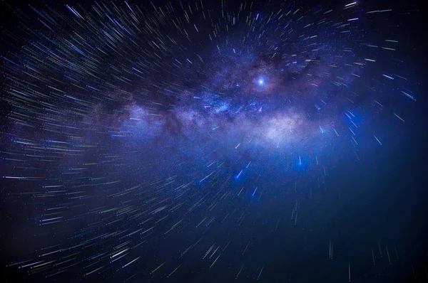 長い速度露出 雲の背後にある天の川から詳細 — ストック写真