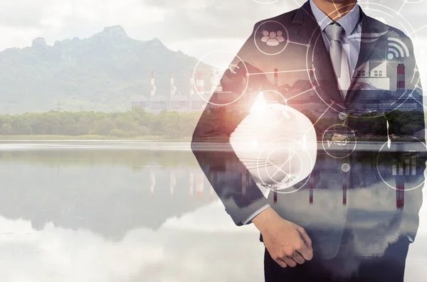 Doppelbelichtung Des Ingenieurs Mit Weißem Helm Und Verschwommenem Kohlekraftwerk Hintergrund — Stockfoto