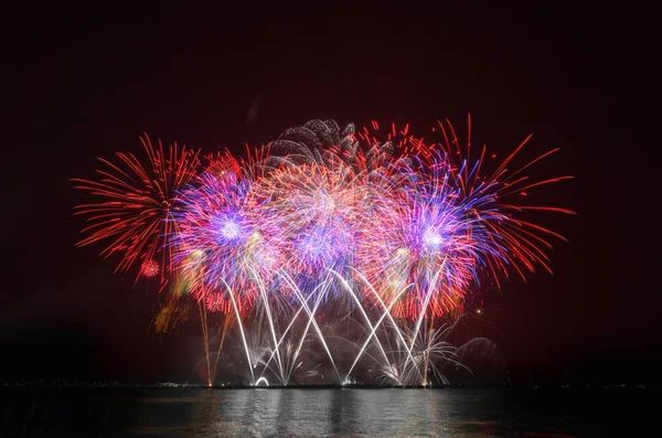 Kara gökyüzü arka planında renkli havai fişekler.