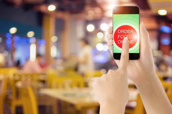 Dotknij Ekranu Smartfona Wyświetlaczu Kawiarni Niewyraźne Tło Jedzenie Koncepcja Online — Zdjęcie stockowe