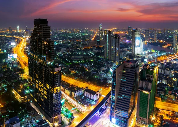 夕暮れのバンコクのビジネス地区に超高層ビルのバンコク ビュー — ストック写真