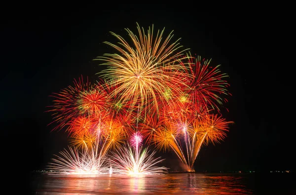 Kara gökyüzü arka planında renkli havai fişekler.