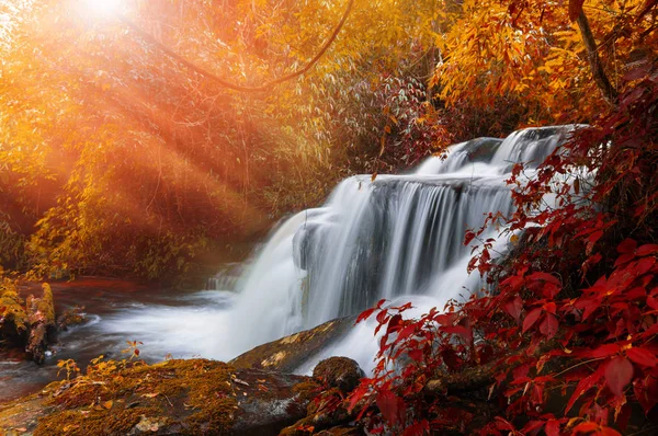 Muž Daeng Vodopád Vodopád Podzimní Barvy Změnit Krásná Příroda — Stock fotografie