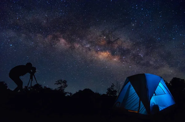 Vintergatan Med Stjärnor Och Tält Förgrunden Traveler Camping Norra Thailand — Stockfoto
