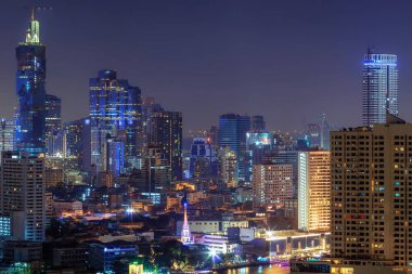 Bangkok Bangkok Tayland alacakaranlıkta iş bölgesinde içinde gökdelenler manzaralı.