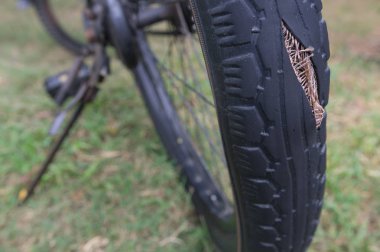 Lastik tatili, şişme, tehlike sinyalleri, lastik değiştirme vakti uyarı.