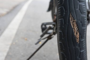 Lastik tatili, şişme, tehlike sinyalleri, lastik değiştirme vakti uyarı.