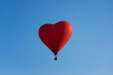 Chiang rai, Tayland balon festivalinde mavi gökyüzünde güzel kırmızı balon.