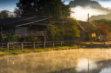 sıcak güneşli, Pang Puai Köyü, Mae Moh Lampang .fog yüzeyi rezervuar.