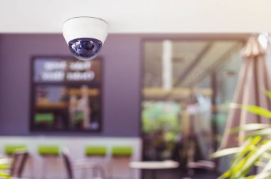 CCTV sistemi güvenlik içinde Restoran, Restoran, gözetim ve izleme kavramı koruma müşteri izlemek için tavan yüklü güvenlik kamerası. 