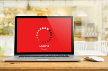Yükleme çubuğu ile masada dizüstü yüklemek dijital ekranda göstergesi kavramı bekliyor.