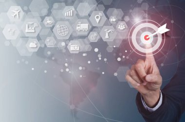 Sanal ekran ve birbirine bağlama şeyler (çok) kelime ve nesneleri simgesi, Internet ağ kavramı, Bağlan global kablosuz cihazlar birbirleriyle Internet üzerinde düğme hedefi basarak işadamı.