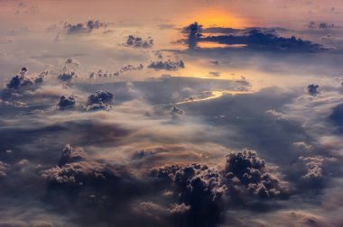 Uçak ve bulut yüzer altında güneş ışığı ile Altın Nehri üzerinden görüntülemek.