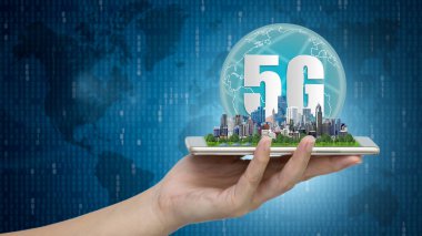 Modern şehir modeli Smartphone cep telefonu ile el, Bağlan global kablosuz cihazlar ile 5 g ağ kablosuz sistemleri ve internet şeyler, akıllı şehir ve iletişim ağ.