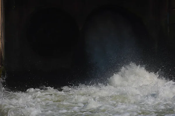 Gran Cantidad Agua Que Sale Presa Libera Desbordamiento Presas Energía —  Fotos de Stock