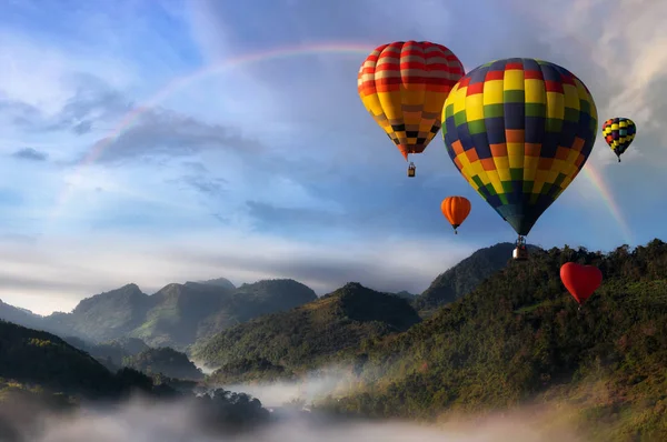 Hete Lucht Ballonnen Vliegen Bergen Mist Ochtend Met Regenboog Het — Stockfoto