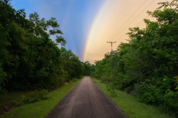 空路头到彩虹与不同的天空的黄色和蓝色 在雨天美丽的自然现象 — 图库照片