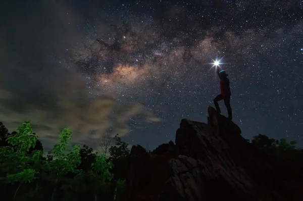 Silhouette Eines Bergsteigers Oder Backpacker Der Hand Hielt Das Licht — Stockfoto