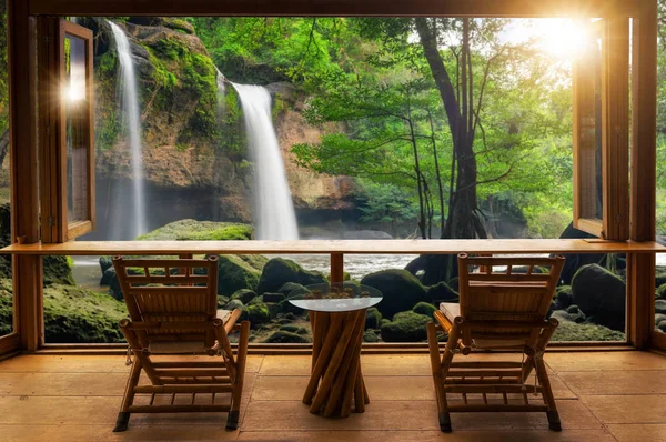 Piękny Krajobraz Kawiarni Minimalistycznym Stylu Drewniane Stoły Krzesła Tarasie Przed — Zdjęcie stockowe
