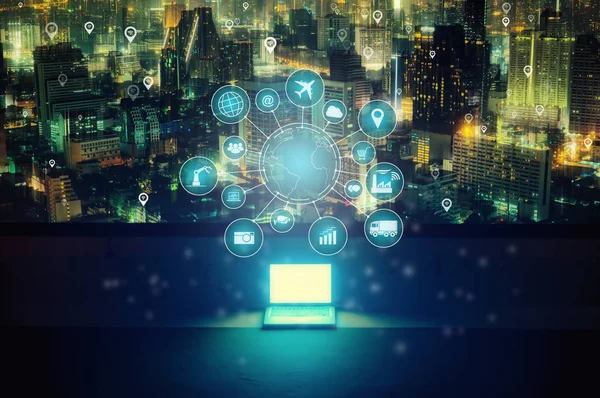 Dizüstü bilgisayar ile Internet birbirine bağlama şeyler (çok) kelime ve nesneleri simgesi, Internet ağ kavramı, Bağlan global kablosuz cihazlar birbirleriyle gece çatıda.