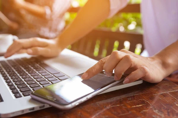 Frilansande Kvinnas Händer Tangentbord Laptop Datorn Ett Café Flicka Med — Stockfoto