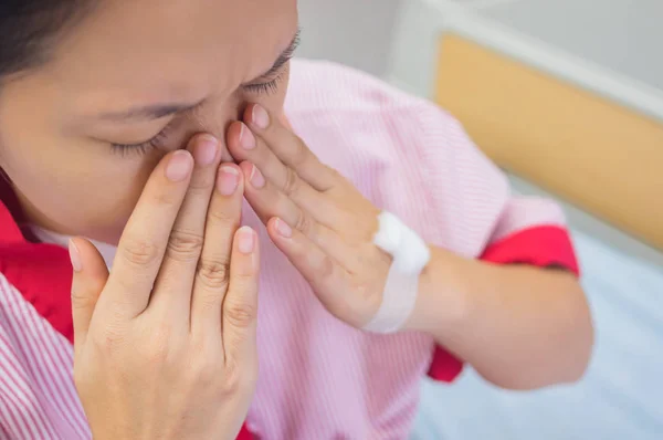 Kvinnlig Patient Med Näsan Smärta Sjukhussal — Stockfoto