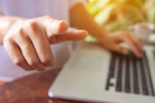 Ekran Dotykowy Freelance Kobiecej Dłoni Klawiaturze Laptopa Kawiarni Dziewczyna Pomocą — Zdjęcie stockowe