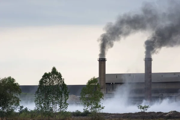 Luftverschmutzung Durch Schwarzen Rauch Aus Schornsteinen Und Industrieabfällen — Stockfoto