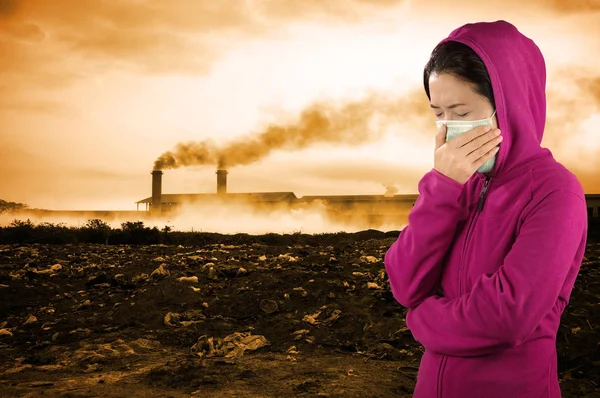Frau Niest Frau Pinkfarbener Winterkleidung Trägt Maske Vor Luftverschmutzung — Stockfoto