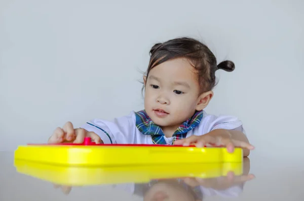 Ευτυχισμένος Χαριτωμένο Ασιατικό Μικρό Παιδί Κάθεται Στο Τραπέζι Και Παίζει — Φωτογραφία Αρχείου