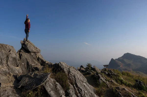 Woman Tourist Standing Top Rock Doi Pha Tang Chiang Rais — Stock fotografie