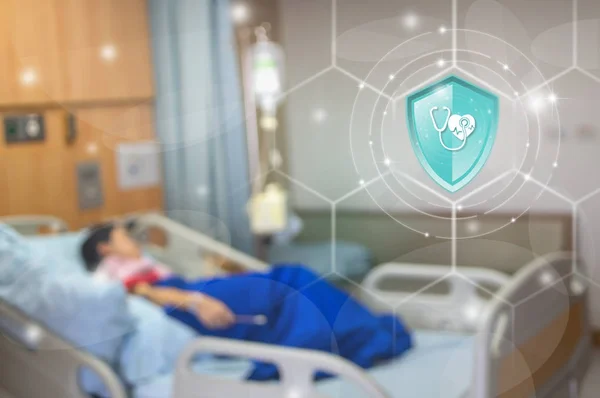 Krankenversicherung Knopfschild Schutz Gesundheit Auf Virtuellem Bildschirm Vor Kranker Kulisse — Stockfoto