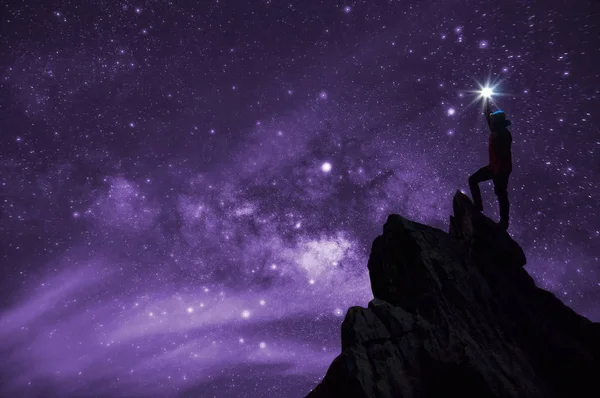 Σιλουέτα Ορειβάτης Backpacker Κατείχε Αστέρι Ψηλά Πάνω Από Κεφάλι Στέκεται — Φωτογραφία Αρχείου
