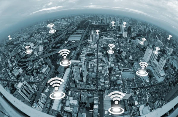 城市景观和网络连接概念之上的 Wifi — 图库照片