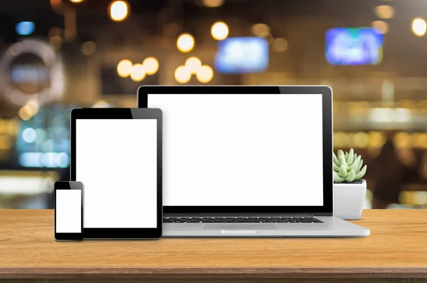 Mockup Smartphone Tablet Laptop Scrivania Con Sfondo Sfocato — Foto Stock