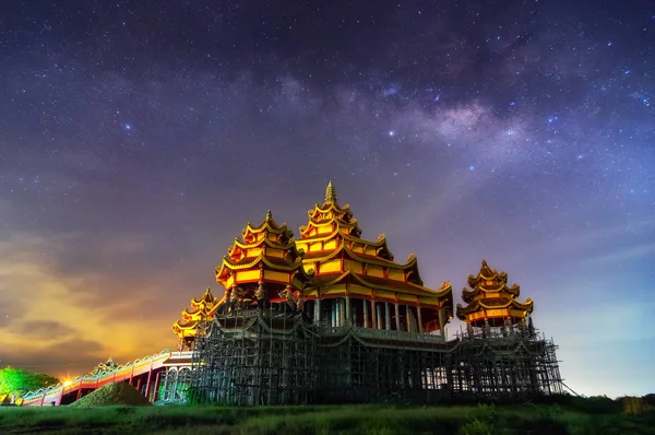 Nightscape Mlecznej Gwiazd Kurz Miejsca Wszechświecie Sanktuarium Guan Yin Najznakomitszych — Zdjęcie stockowe