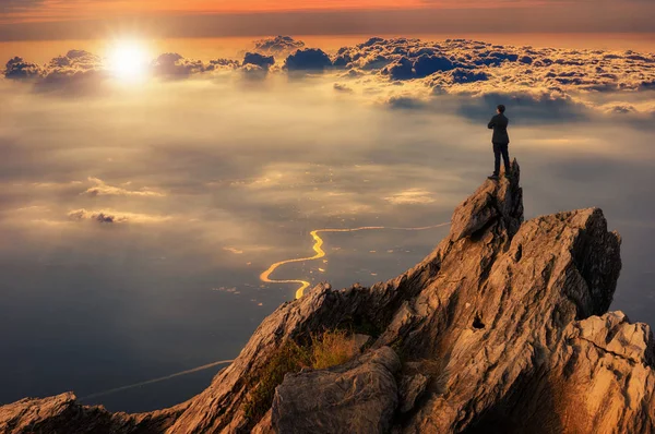 Kavram Görme Genç Işadamı Giyen Göğüs Kucak Tepe Dağın Tepesinde — Stok fotoğraf