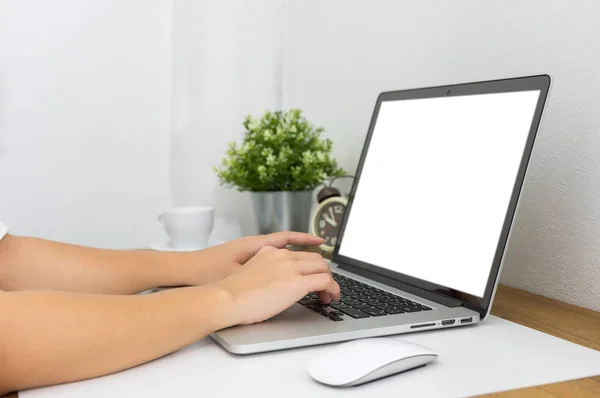 Szociális Média Fogalma Szabadúszó Kéz Billentyűzet Laptop Számítógép Fehér Szobában — Stock Fotó