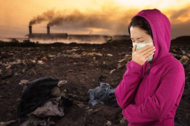 Hapşırma, kadın hava kirliliği arka yüzündeki maskeyle pembe kış giyim giymiş kadın