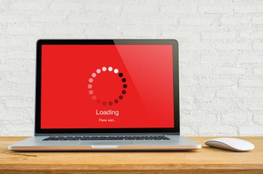 Yükleme çubuğu dijital ekranda, gösterge kavramı ile masa üstünde Laptop.