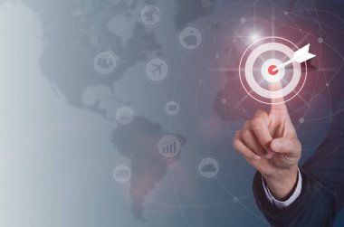 Sanal ekran ve birbirine bağlama şeyler (çok) kelime ve nesneleri simgesi, Internet ağ kavramı, Bağlan global kablosuz cihazlar birbirleriyle Internet üzerinde düğme hedefi basarak işadamı.