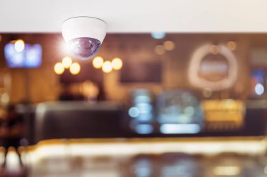 CCTV sistemi güvenlik içinde Restoran, Restoran, gözetim ve izleme kavramı koruma müşteri izlemek için tavan yüklü güvenlik kamerası. 