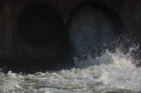 Water Vrijgegeven Vanaf Dam Door Pijpen Het Kanaal — Stockfoto